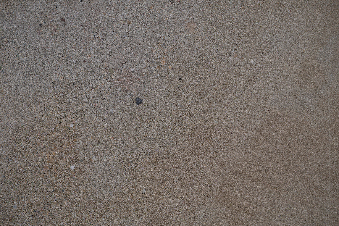 Palau Sandsteinfliese im Close Up. Zu sehen ist die markante Körnung. Jetzt anfragen bei Naturstein Tilmes.