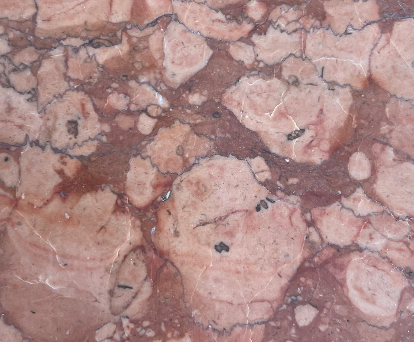 Rosso Verona italienischer Marmor als Fliese im Close Up. Rote Farbe und Maserung. 