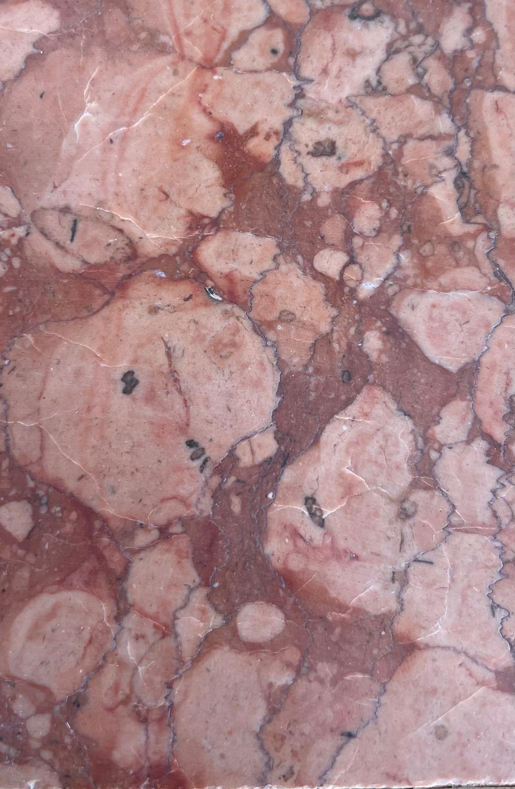 Rosso Verona italienischer Marmor als Fliese im Close Up. Rote Farbe und Maserung. 