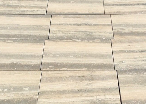 Travertin Fliesen in 60x30x1 cm mit gelb-beige-grauer Farbgebung. Naturstein mit Geschmack.