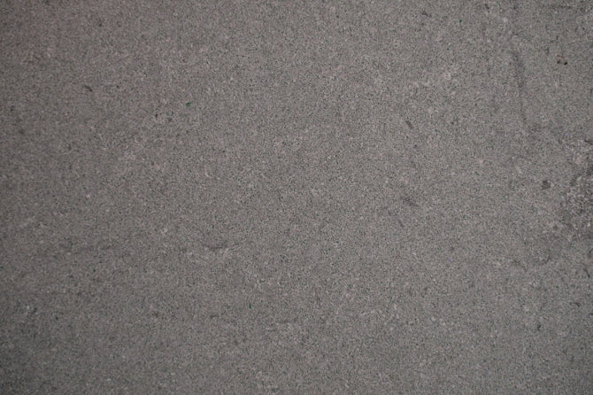 Verde Osona ist eine Sandsteinfliese aus Spanien, mit grau-beiger edler Körnung. Verde Osona Sandsteinfliesen sind für den Innenbereich, aber auch Außenbereich geeignet. 