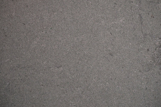 Verde Osona ist eine Sandsteinfliese aus Spanien, mit grau-beiger edler Körnung. Verde Osona Sandsteinfliesen sind für den Innenbereich, aber auch Außenbereich geeignet. 