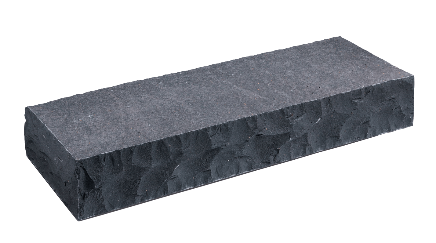 Zu sehen ist eine Basalt Blockstufe für den Garten- oder Terrassenbereich. Angeboten von Naturstein Tilmes.