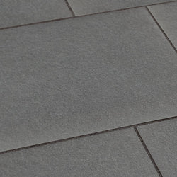 „Keramikplatte Black Beauty anthrazit, 80x40x2 cm – Rutschfeste Feinsteinzeugplatte mit Naturkante für Innen- und Außenbereiche“

