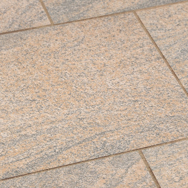 Naturstein Tilmes – Keramikplatte Gneysi: Rutschfeste Feinsteinzeugplatte in Rötlich mit Naturkante, pflegeleicht und langlebig, ideal für Innen- und Außenflächen.