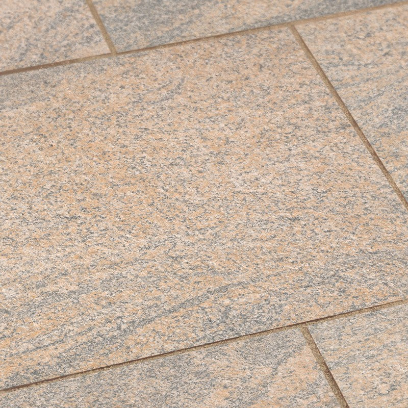 Naturstein Tilmes – Keramikplatte Gneysi: Rutschfeste Feinsteinzeugplatte in Rötlich mit Naturkante, pflegeleicht und langlebig, ideal für Innen- und Außenflächen.