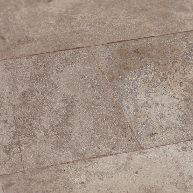 Naturstein Tilmes – Keramikplatte Marocco Stone: Rutschfeste Feinsteinzeugplatte in Hellgrau mit antiker Kante, ideal für Innen- und Außenflächen.

