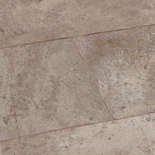Naturstein Tilmes – Keramikplatte Marocco Stone: Rutschfeste Feinsteinzeugplatte in Hellgrau mit antiker Kante, ideal für Innen- und Außenflächen.

