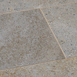 Naturstein Tilmes – Keramikplatte Muschelkalk: Rutschfeste Feinsteinzeugplatte in Grau-Braun-Beige, rektifiziert und pflegeleicht, ideal für Innen- und Außenflächen.