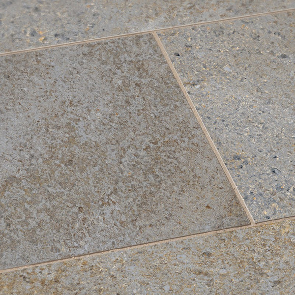 Naturstein Tilmes – Keramikplatte Muschelkalk: Rutschfeste Feinsteinzeugplatte in Grau-Braun-Beige, rektifiziert und pflegeleicht, ideal für Innen- und Außenflächen.