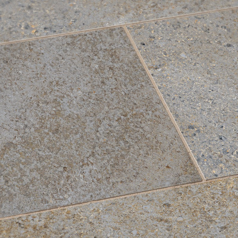 Naturstein Tilmes – Keramikplatte Muschelkalk: Rutschfeste Feinsteinzeugplatte in Grau-Braun-Beige, rektifiziert und pflegeleicht, ideal für Innen- und Außenflächen.