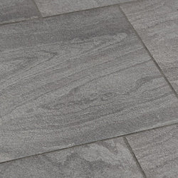 „Naturstein Tilmes – Keramikplatte Nero Wave: Rutschfeste Feinsteinzeugplatte in Anthrazit-Gebändert, mit Naturkante, ideal für Innen- und Außenflächen.“

