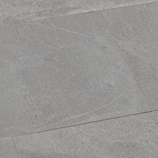 „Naturstein Tilmes – Keramikplatte Sahara Grey: Rutschfeste Feinsteinzeugplatte in Grau, rektifiziert und pflegeleicht, ideal für Innen- und Außenflächen.“

