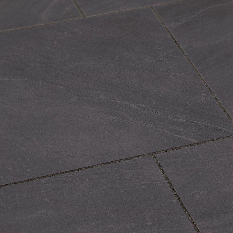 „Naturstein Tilmes – Keramikplatte Slate Grey: Rutschfeste Feinsteinzeugplatte in Grau-Anthrazit, rektifiziert und pflegeleicht, ideal für Innen- und Außenflächen.“

