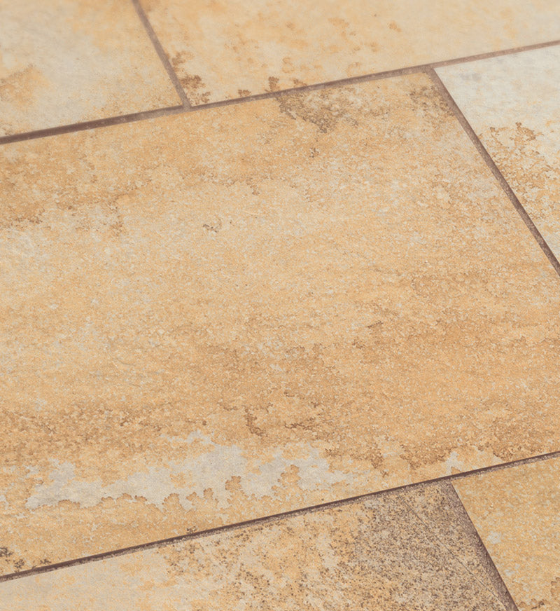 Naturstein Tilmes – Keramikplatte Golden Summer: Rutschfeste Feinsteinzeugplatte in Gelblich-Grau mit Naturkante, langlebig und pflegeleicht, ideal für Innen- und Außenflächen.