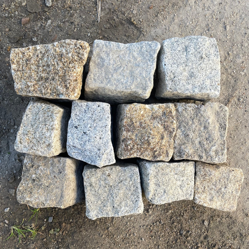 Naturstein Tilmes – Neues Granit Mosaikpflaster gelb-grau 4-6 cm: Allseitig gespalten, langlebig und pflegeleicht, ideal für Wege und Plätze, lose oder im BigBag.
