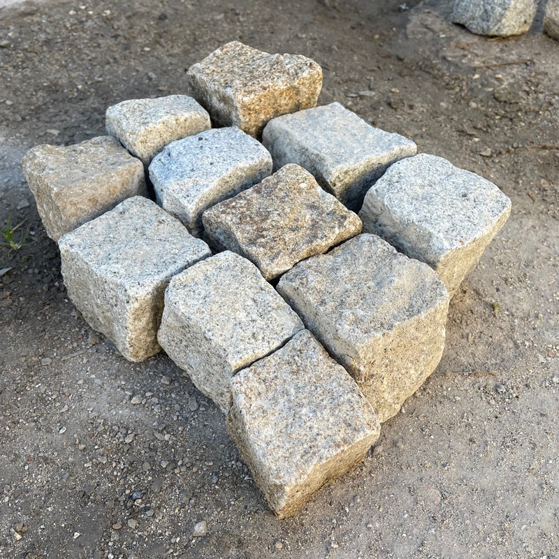 Naturstein Tilmes – Neues Granit Mosaikpflaster gelb-grau 4-6 cm: Allseitig gespalten, langlebig und pflegeleicht, ideal für Wege und Plätze, lose oder im BigBag.
