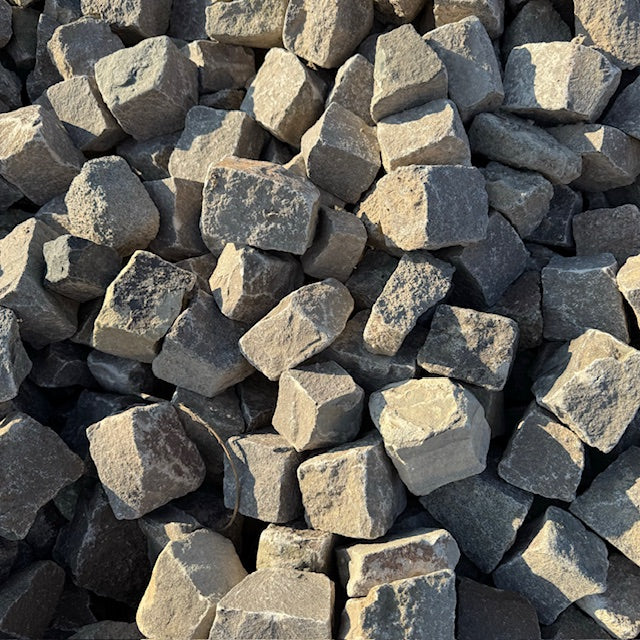 Naturstein Tilmes – Neues Bernburger Mosaikpflaster 4-6 cm: Robustes Kalksteinpflaster, allseitig gespalten, grau, ideal für Wege, Plätze und Einfahrten.