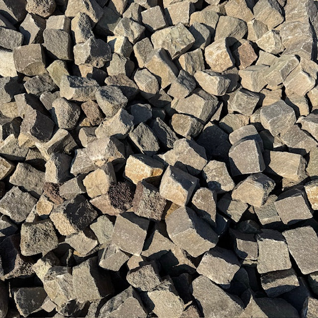 Naturstein Tilmes – Neues Bernburger Mosaikpflaster 4-6 cm: Robustes Kalksteinpflaster, allseitig gespalten, grau, ideal für Wege, Plätze und Einfahrten.