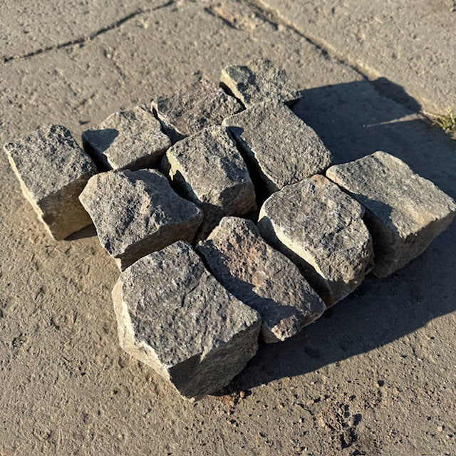 Naturstein Tilmes – Neues Bernburger Mosaikpflaster 4-6 cm: Robustes Kalksteinpflaster, allseitig gespalten, grau, ideal für Wege, Plätze und Einfahrten.