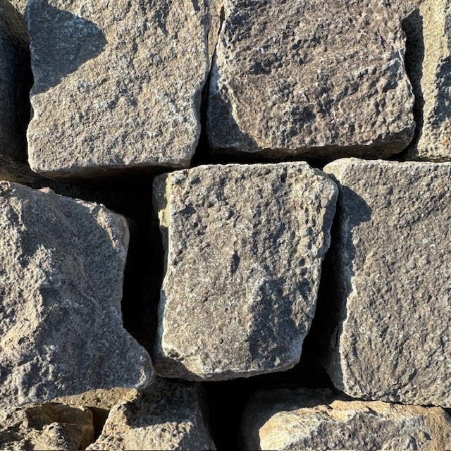 Naturstein Tilmes – Neues Bernburger Mosaikpflaster 4-6 cm: Robustes Kalksteinpflaster, allseitig gespalten, grau, ideal für Wege, Plätze und Einfahrten.