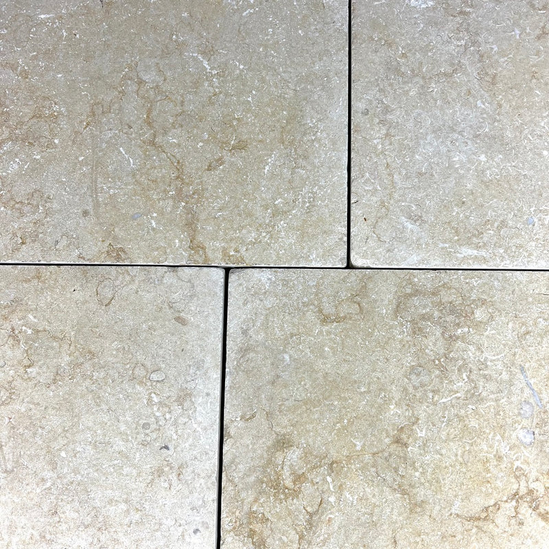 Kalkstein Terrassenplatte Catrina im römischen Verband, gelb-beige – Natursteinfliese mit geschliffener, angerauter und getrommelter Oberfläche für Außenbereiche