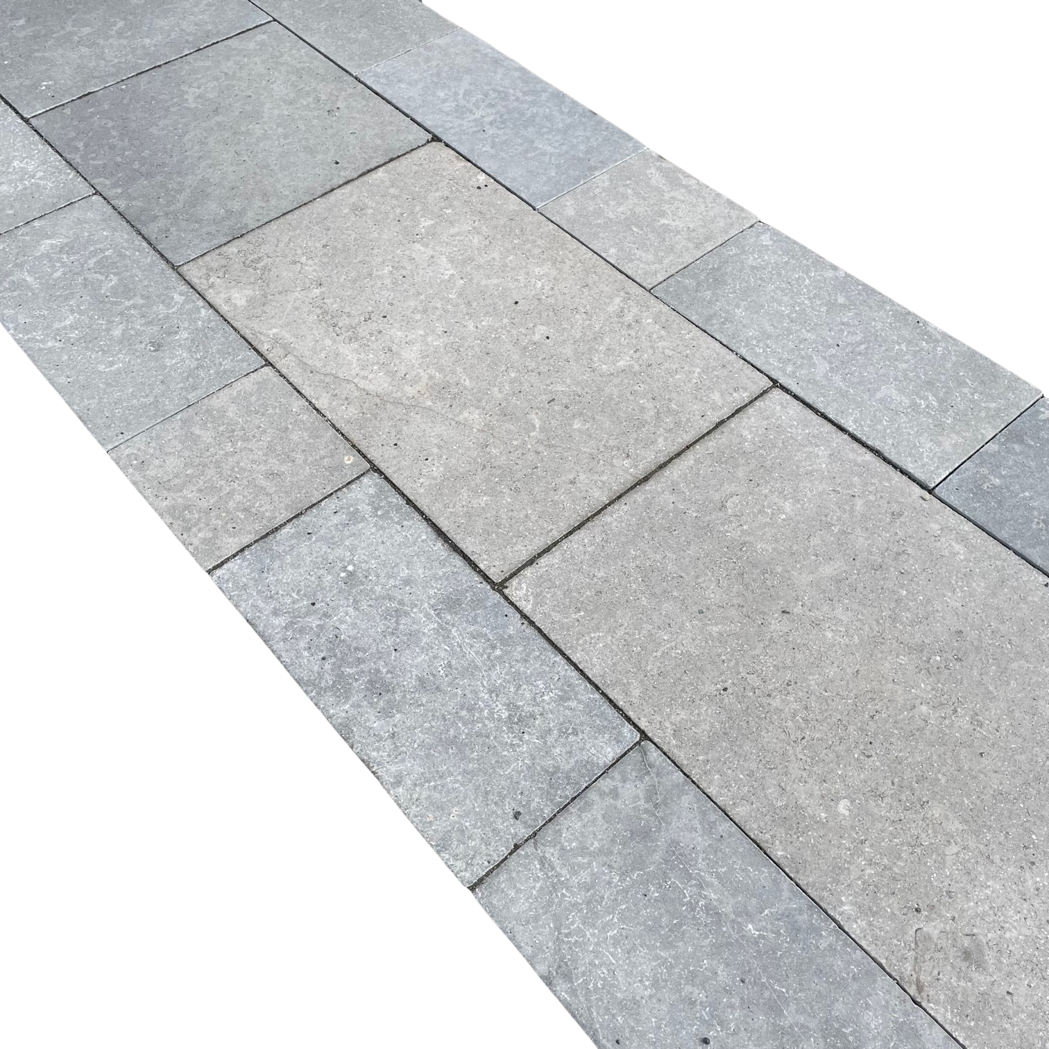 Kalkstein Terrassenplatte Alexandria in bräunlich-grau – Robuste Natursteinfliese mit aufgerauter Oberfläche und getrommelten Kanten für den Außenbereich