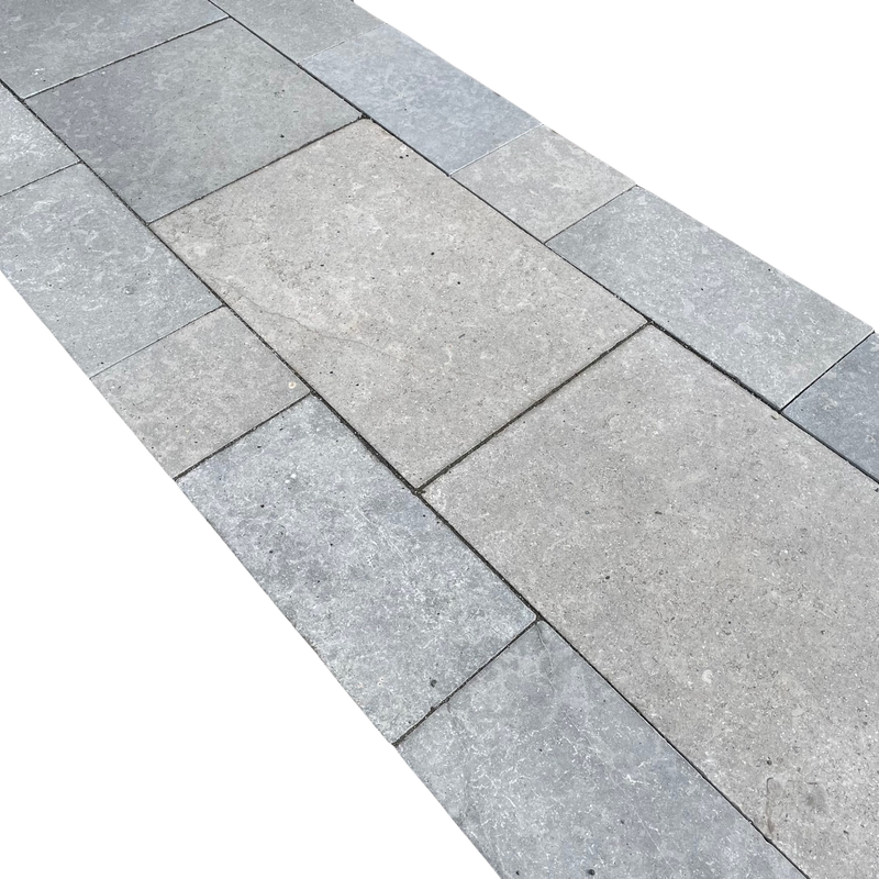 Kalkstein Terrassenplatte Alexandria in bräunlich-grau – Robuste Natursteinfliese mit aufgerauter Oberfläche und getrommelten Kanten für den Außenbereich