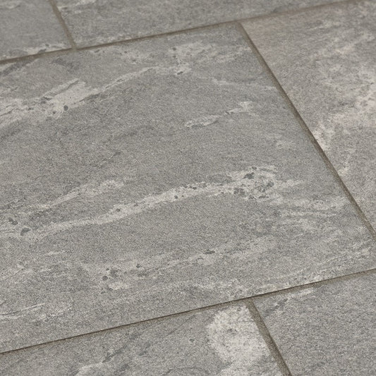 „Naturstein Tilmes – Keramikplatte Gneijs Rock: Rutschfeste Feinsteinzeugplatte in Dunkelgrau-Gebändert, rektifiziert und pflegeleicht, ideal für Innen- und Außenflächen.“


