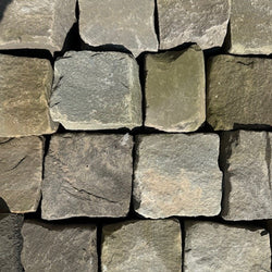 Naturstein Tilmes – Grauwacke Kleinsteinpflaster grau-bunt 8-11 cm: Langlebig, gespalten, teils gesägt, perfekt für Pflasterflächen, geliefert im BigBag.