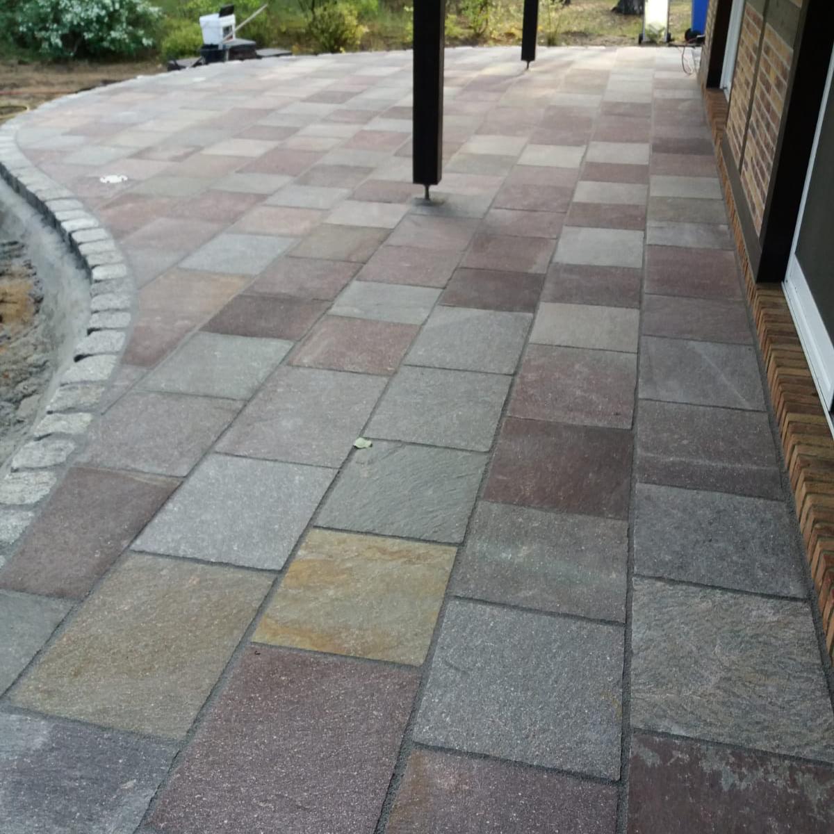 „Porphyr Terrassenplatten rot-braun-bunt, spaltrau und handbekantet für Außenbereiche“

