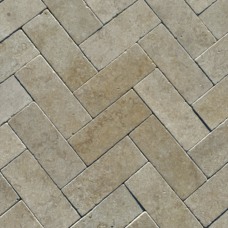 Kalkstein Terrassenplatte Catrina im römischen Verband, gelb-beige – Natursteinfliese mit geschliffener, angerauter und getrommelter Oberfläche für Außenbereiche