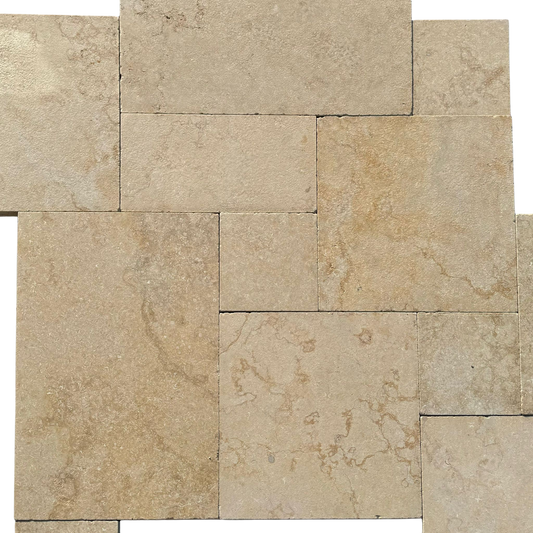 Kalkstein Terrassenplatte Catrina im römischen Verband, gelb-beige – Natursteinfliese mit geschliffener, angerauter und getrommelter Oberfläche für Außenbereiche