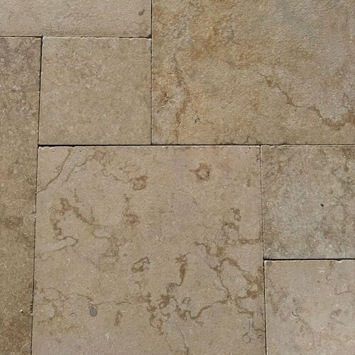 Kalkstein Terrassenplatte Catrina im römischen Verband, gelb-beige – Natursteinfliese mit geschliffener, angerauter und getrommelter Oberfläche für Außenbereiche