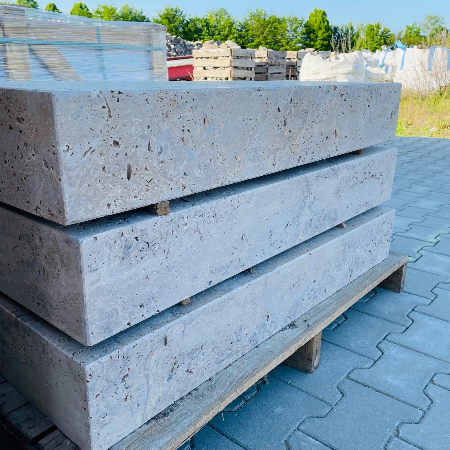 Travertin Mokka Blockstufe